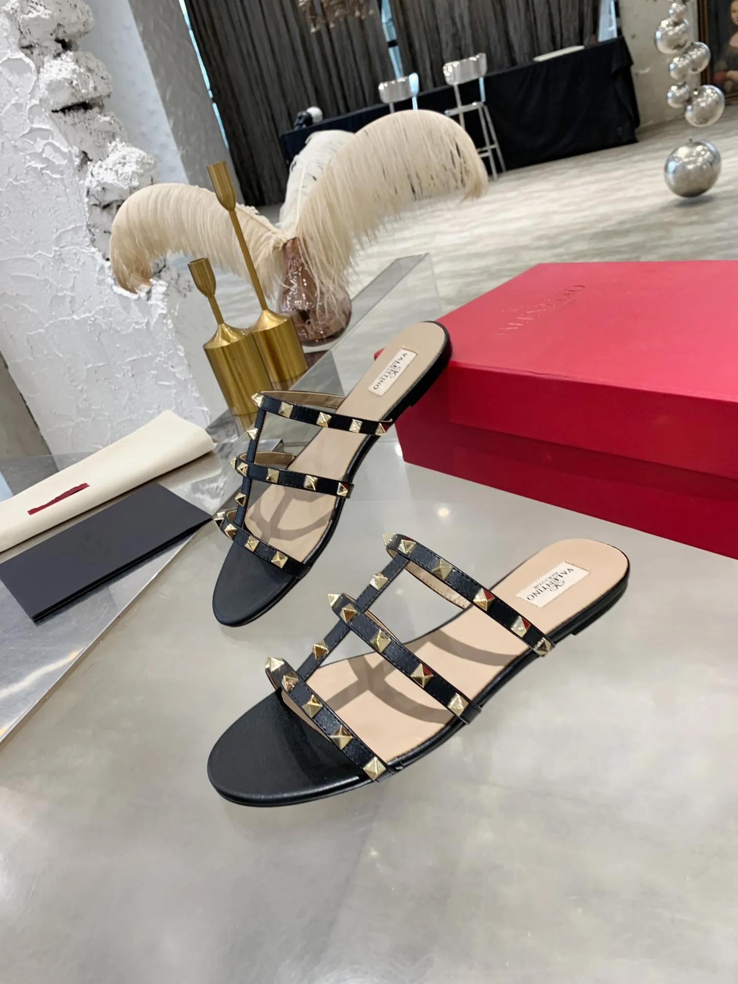 👟👟Ex-factory price 380👟👟 Women's shoes Women's clothing Women's shoes Women's clothing Valentino studded classic sandals ✔️Mixed-breed sheepskin upper ✔️Mixed-breed sheepskin lining and foot pads ✔️Italian yellow cowhide outsole with clear texture consistent with the counter ✔️Code number 35-40 (34, 41, can be customized and not returned)